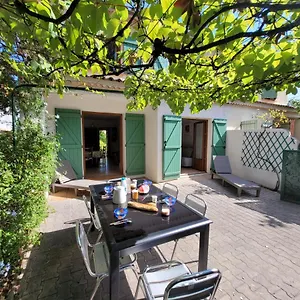 https://au-chant-des-cigalous.fr-provencehotel.com
